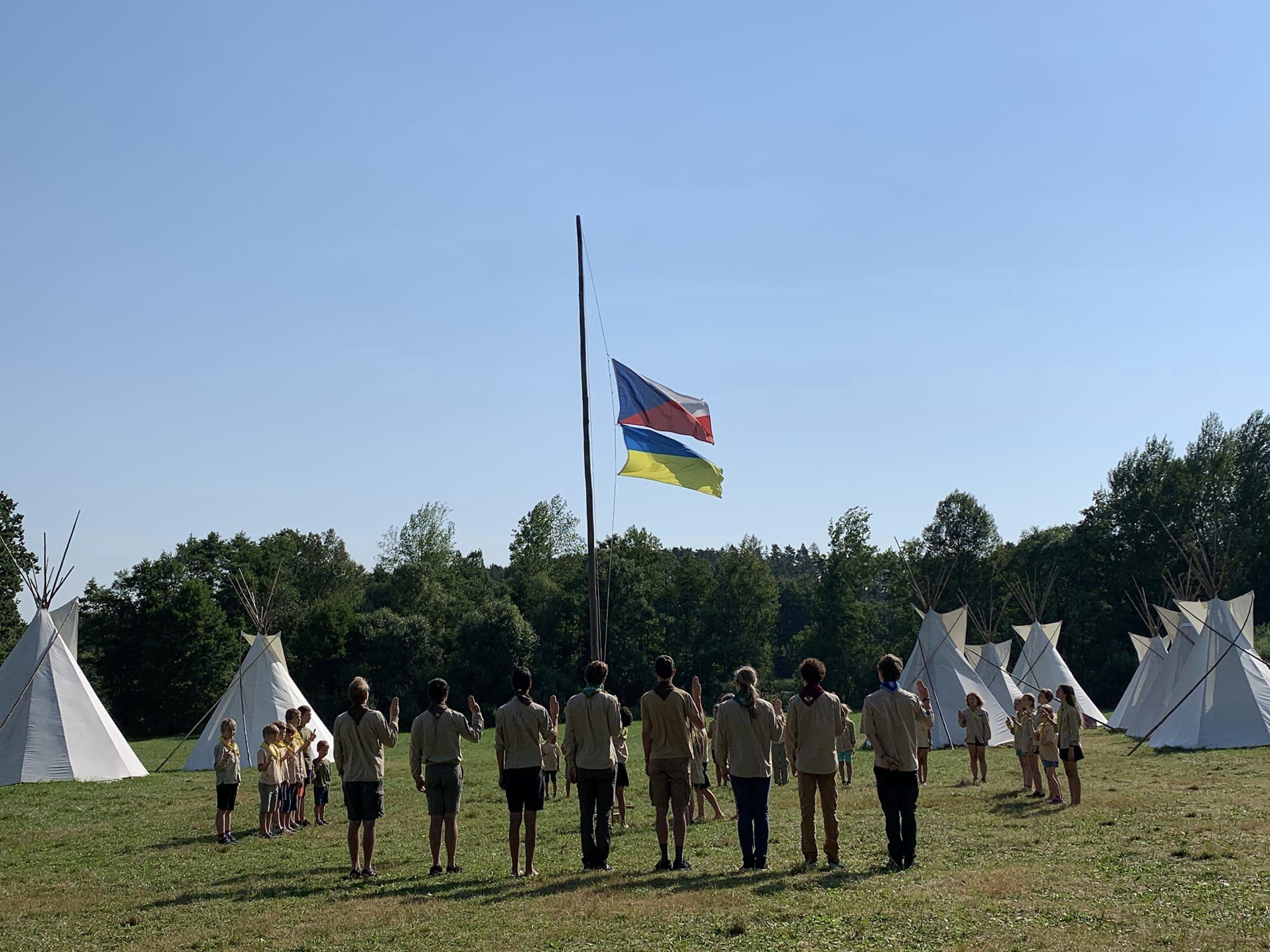 Vztyčení vlajky na skautském táboře. Skauti Vrané.